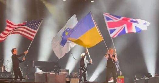 Пол Макартні выйшаў на сцэну з велізарным сцягам Украіны