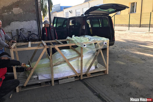 Падчас транспарціроўкі помніка з Украіны ў Швейцарыю. Фота Алеся Сапегі. Падчас транспарціроўкі помніка з Украіны ў Швейцарыю. Фота Алеся Сапегі.