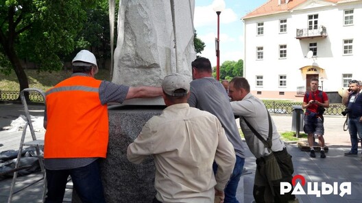 pomnik_5.jpg pomnik_5.jpg