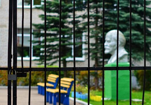 Помнік Леніну ў двары трэцяй школы ў Глыбокім, які збіраюцца пераносіць у сквер (фота Канстанціна Бахіра) Помнік Леніну ў двары трэцяй школы ў Глыбокім, які збіраюцца пераносіць у сквер (фота Канстанціна Бахіра)