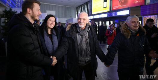 Вячаслаў Качура са сваякамі ў мінскім аэрапорце Вячаслаў Качура са сваякамі ў мінскім аэрапорце