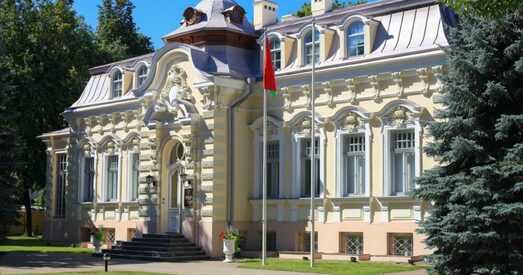 Пасольства Беларусі ў Літве закідалі бульбай