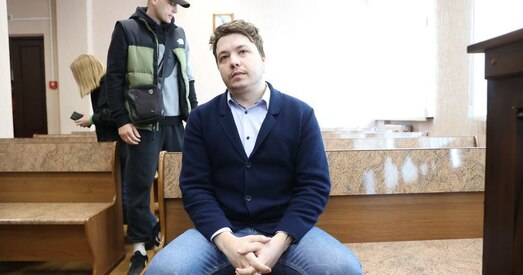 Раману Пратасевічу прысудзілі 8 гадоў калоніі, але пакінулі пад хатнім арыштам