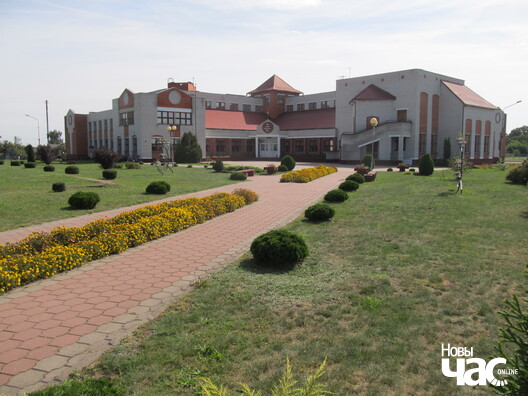 Новапапінаўская сярэдняя школа стаіць на месцы былой сядзібы Яна і Стэфаніі Жукоў Новапапінаўская сярэдняя школа стаіць на месцы былой сядзібы Яна і Стэфаніі Жукоў