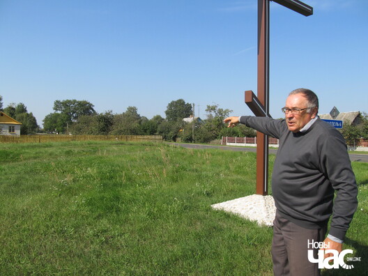 Яўген Квачук паказвае месца ў Пярковічах, дзе да 1915 году стаяла карчма Ёзаля Сідрэра Яўген Квачук паказвае месца ў Пярковічах, дзе да 1915 году стаяла карчма Ёзаля Сідрэра