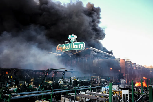 Пажар у будаўнічым гіпермаркеце ў Харкаве, які атакавала расійскае войска. 25 мая 2024 года. Sergey Kozlov / EPA / Scanpix / LETA Пажар у будаўнічым гіпермаркеце ў Харкаве, які атакавала расійскае войска. 25 мая 2024 года. Sergey Kozlov / EPA / Scanpix / LETA