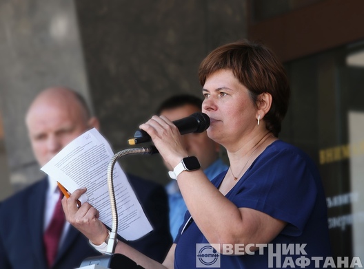 Прамаўляе Вольга Брыцікава, злева ад яе стаіць цяперашні старшыня КДБ, былы галоўны кантралёр краіны Іван Церцель. Жнівень 2020-га / gazeta.naftan.by Прамаўляе Вольга Брыцікава, злева ад яе стаіць цяперашні старшыня КДБ, былы галоўны кантралёр краіны Іван Церцель. Жнівень 2020-га / gazeta.naftan.by