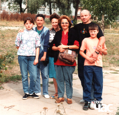 Разам з італьянскай сям'ёй, якая дапамагала чарнобыльцам, Слаўгарад, 1992 год. (Юрась — крайні справа, побач з бацькам) Разам з італьянскай сям'ёй, якая дапамагала чарнобыльцам, Слаўгарад, 1992 год. (Юрась — крайні справа, побач з бацькам)