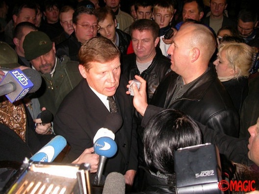 Шэф КДБ Леанід Ерын з удзельнікамі мітынгу 18 кастрычніка 2004 года Фота: belarustoday.info Шэф КДБ Леанід Ерын з удзельнікамі мітынгу 18 кастрычніка 2004 года Фота: belarustoday.info