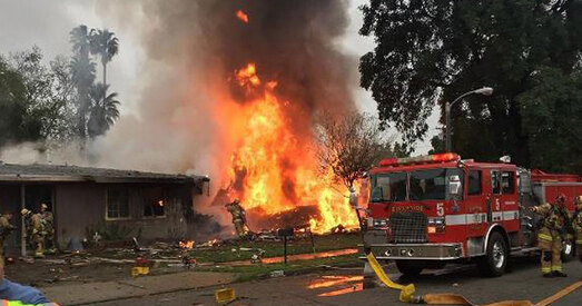 Самалёт упаў на жылыя дамы ў Каліфорніі: ёсць загінулыя