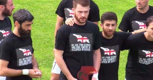 Грузінскія футбалісты выйшлі на поле ў майках з антыакупацыйнымі надпісамі