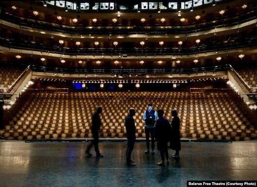 Галоўная тэатральная сцэна культурнага цэнтру Barbican Галоўная тэатральная сцэна культурнага цэнтру Barbican