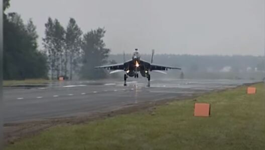 Пасадка самалёта на трасу ў Беларусі. Фота: кадр з відэа Пасадка самалёта на трасу ў Беларусі. Фота: кадр з відэа