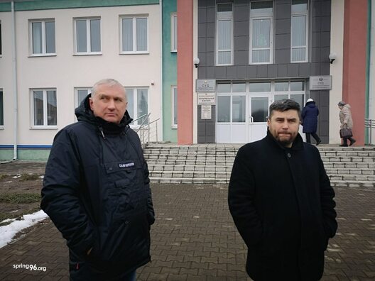 Павел Сапелка і Андрэй Палуда каля будынка суда Чэрыкаўскага раёна Павел Сапелка і Андрэй Палуда каля будынка суда Чэрыкаўскага раёна