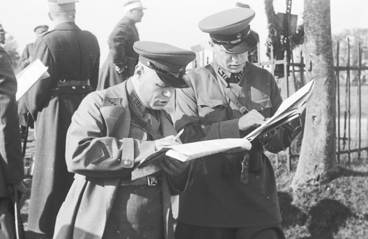 Савецкі ваенны аташэ Павел Рыбалка (злева) на Валынскіх манеўрах, 1938 год Савецкі ваенны аташэ Павел Рыбалка (злева) на Валынскіх манеўрах, 1938 год 