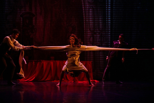 Сцэна з балета "Доўгі калядны абед" прадастаўлена тэатрам "Кіеў мадэрн-балет" Сцэна з балета "Доўгі калядны абед" прадастаўлена тэатрам "Кіеў мадэрн-балет"