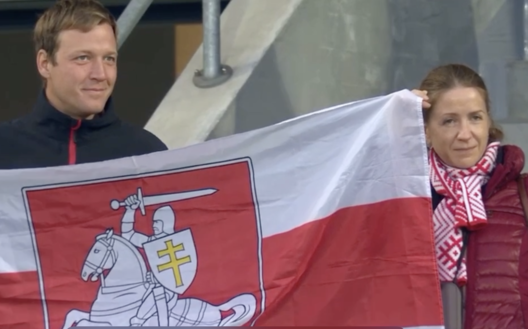 Юлія Сандамірская падчас футбольнага матчу Швейцарыя-Беларусь. Фота: скрыншот трансляцыі. Юлія Сандамірская падчас футбольнага матчу Швейцарыя-Беларусь. Фота: скрыншот трансляцыі.