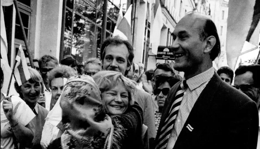 Вясковая жанчына абдымае Галіну Вашчанка. Фота Віктара Стралкоўскага з архіва «Нашай Нівы» Вясковая жанчына абдымае Галіну Вашчанка. Фота Віктара Стралкоўскага з архіва «Нашай Нівы»