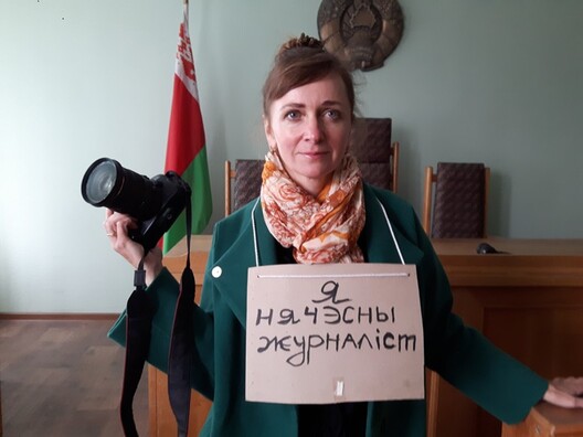 "Нячэсная журналістка" Ларыса Шчыракова. Фота: "Гомельская Вясна". "Нячэсная журналістка" Ларыса Шчыракова. Фота: "Гомельская Вясна".