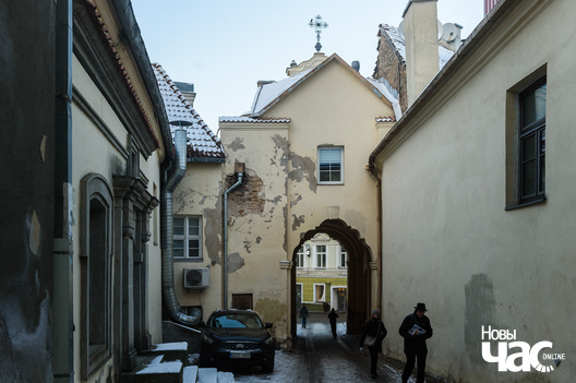 У памяшканні над брамайжыў спачатку Максім Гарэцкі, а потым, у сярэдзіне 20-х гадоў, Рыгор Шырма У памяшканні над брамайжыў спачатку Максім Гарэцкі, а потым, у сярэдзіне 20-х гадоў, Рыгор Шырма