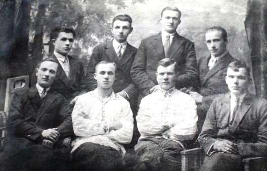 Сябры ТБШ вёскі Вялікая Кракотка Слонімскага павета, але без Рыгора Акулевіча, 1930-я гады Сябры ТБШ вёскі Вялікая Кракотка Слонімскага павета, але без Рыгора Акулевіча, 1930-я гады