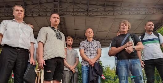 Страйкам "Беларуськалія" ў жніўні 2020-га, Анатоль Бокун крайні злева / З архіву Еўрарадыё Страйкам "Беларуськалія" ў жніўні 2020-га, Анатоль Бокун крайні злева / З архіву Еўрарадыё