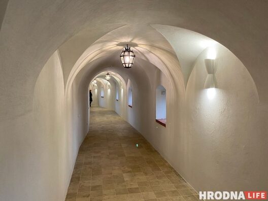 Калідор, які вядзе да аглядных залаў. Вокны ў ім зроблены накшталт байніц Калідор, які вядзе да аглядных залаў. Вокны ў ім зроблены накшталт байніц
