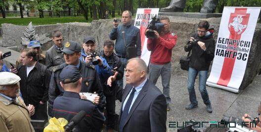 Міліцыянты складаюць пратакол на Мікалая Статкевіча. Фота: Еўрарадыё Міліцыянты складаюць пратакол на Мікалая Статкевіча. Фота: Еўрарадыё