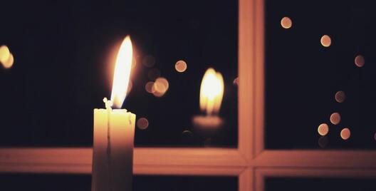 svecha_okno_dom.jpg svecha_okno_dom.jpg