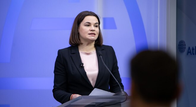 Святлана Ціханоўская: «Не трэба ўраўноўваць расіян і беларусаў» Святлана Ціханоўская пра пашпарты: «Рыхтуюся да складанай барацьбы»