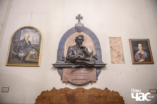 Помнік Сыракомлю ў касцёле святых Янаў Помнік Сыракомлю ў касцёле святых Янаў