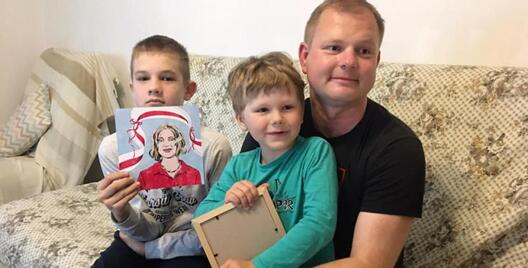 Андрэй Шарэнда з дзецьмі і партрэтам Паліны Шарэнда / facebook.com/Andrei.Sharenda Андрэй Шарэнда з дзецьмі і партрэтам Паліны Шарэнда / facebook.com/Andrei.Sharenda