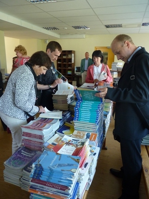 Школьныя падручнікі эстонскія вучні атрымліваюць бясплатна. Фота nastaunik.info Школьныя падручнікі эстонскія вучні атрымліваюць бясплатна. Фота nastaunik.info