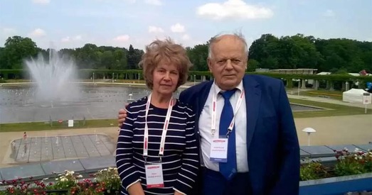 На магілу Станіслава Шушкевіча людзі пастаянна прыносяць свежыя кветкі