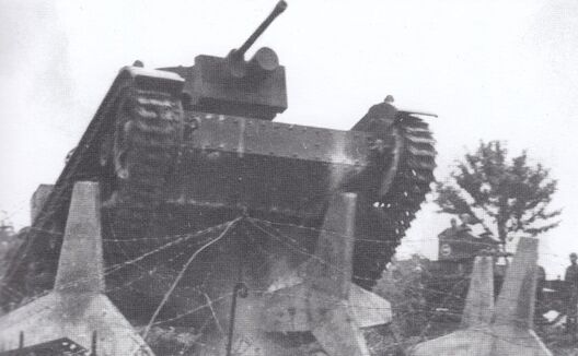 Танк 7ТР спрабуе прайсці загароды Танк 7ТР спрабуе прайсці загароды