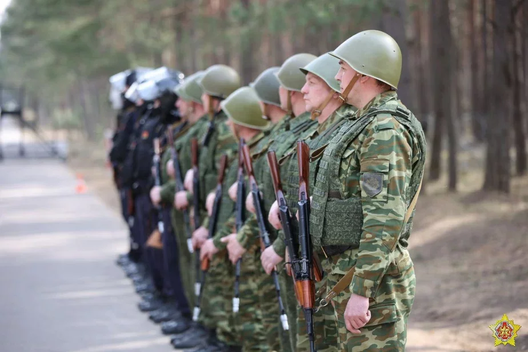 Ваеннаабавязаныя тэрытарыяльнай абароны. Ілюстрацыйнае фота: Міністэрства абароныhttps://nashaniva.com/324607 Ваеннаабавязаныя тэрытарыяльнай абароны. Ілюстрацыйнае фота: Міністэрства абароныhttps://nashaniva.com/324607