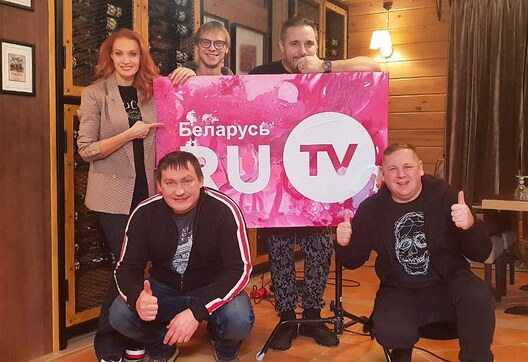 Вядоўца шоу «Предельно откровенно» Юлія Аляксандрава (злева) і гурт «Цягні-Штурхай». Фота – з сацыяльных сетак калектыву Вядоўца шоу «Предельно откровенно» Юлія Аляксандрава (злева) і гурт «Цягні-Штурхай». Фота – з сацыяльных сетак калектыву