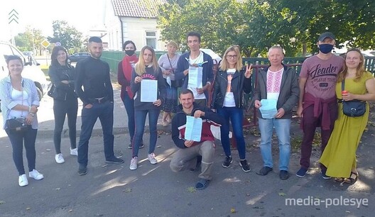 Удзельнікі пікету пасля вызвалення з ІЧУ ў коле сяброў. Сяргей Сахвон трэці справа на здымку Удзельнікі пікету пасля вызвалення з ІЧУ ў коле сяброў. Сяргей Сахвон трэці справа на здымку