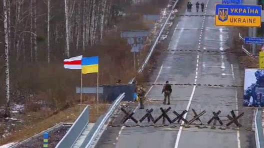 Беларуска-ўкраінская мяжа, дзе з'явіўся бел-чырвона-белы сцяг. Фота з «ВКонтакте» Беларуска-ўкраінская мяжа, дзе з'явіўся бел-чырвона-белы сцяг. Фота з «ВКонтакте»