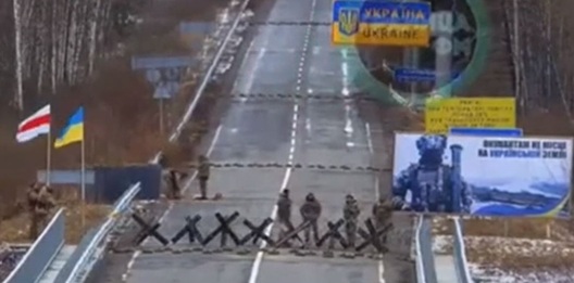 Беларуска-ўкраінская мяжа, дзе з'явіўся бел-чырвона-белы сцяг. Кадр з відэа ТСН Беларуска-ўкраінская мяжа, дзе з'явіўся бел-чырвона-белы сцяг. Кадр з відэа ТСН