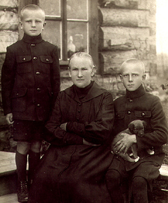 4/4 urszulja_krampleuska_z_unukami_edvardam_i_kazimiram._vilnja_1920.jpg