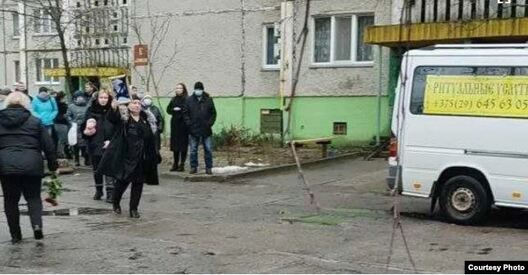 Маці Дзмітрыя Усхопава з яго партрэтам падчас пахавання Маці Дзмітрыя Усхопава з яго партрэтам падчас пахавання