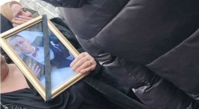 «Маці выйшла з партрэтам Дзімы і сказала, што яго забіў рэжым». Сведка расказала пра пахаванне Дзмітрыя Усхопава «Маці выйшла з партрэтам Дзімы і сказала, што яго забіў рэжым». Сведка расказала пра пахаванне Дзмітрыя Усхопава