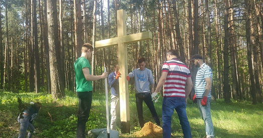 У Курапатах усталявалі новыя крыжы (фота)