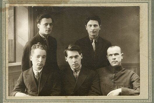 Рэдкалегія часопіса «Узвышша». Сядзяць (злева направа): Кузьма Чорны, Уладзімір Дубоўка, Кандрат Крапіва. Стаяць: Адам Бабарэка, Язэп Пушча. Мінск, 1927 год. Фота: Беларускі дзяржаўны архіў-музей літаратуры і мастацтва Рэдкалегія часопіса «Узвышша». Сядзяць (злева направа): Кузьма Чорны, Уладзімір Дубоўка, Кандрат Крапіва. Стаяць: Адам Бабарэка, Язэп Пушча. Мінск, 1927 год. Фота: Беларускі дзяржаўны архіў-музей літаратуры і мастацтва