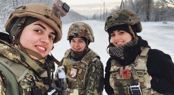 З якімі праблемамі сутыкаюцца дзяўчыны ва Узброеных сілах Украіны? За іх спінамі — мірная Еўропа, на іх грудзях — мужчынская бронекамізэлька