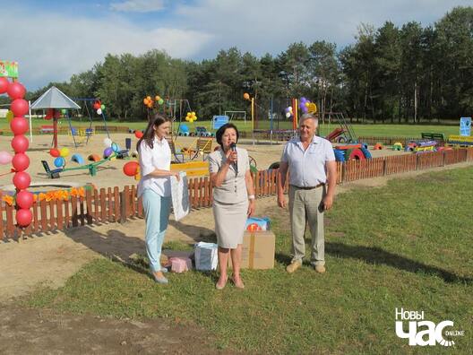 Удельнікаў
свята віншуе старшыня клубу “Бона” Ала Сапяжынская. Злева —
каардынатарка праекту Алена Мезенцава, справа — Алег Сцепанішчаў —
прадстаўнік мецэнату свята кампаніі “Палессе” Удельнікаў
свята віншуе старшыня клубу “Бона” Ала Сапяжынская. Злева —
каардынатарка праекту Алена Мезенцава, справа — Алег Сцепанішчаў —
прадстаўнік мецэнату свята кампаніі “Палессе”