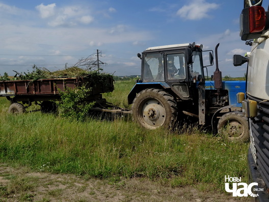 Ламачча і смецце спешна адвозілася ў «кар’ер» (як высветлілася, на тэрыторыю закрытай і рэкультываванай два гады таму смеццезвалкі ў в. Ахрэмавічы) Ламачча і смецце спешна адвозілася ў «кар’ер» (як высветлілася, на тэрыторыю закрытай і рэкультываванай два гады таму смеццезвалкі ў в. Ахрэмавічы)