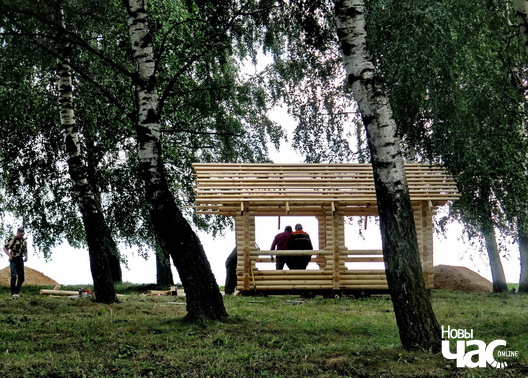 Цікава, які лёс чакае мясціну праз год ці два... Ці праз гадоў пятнаццаць? Альтанка схіляе да роздуму. Цікава, які лёс чакае мясціну праз год ці два... Ці праз гадоў пятнаццаць? Альтанка схіляе да роздуму.