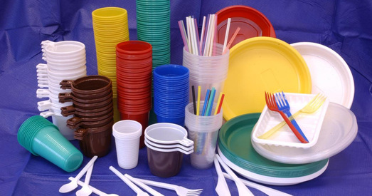 У Беларусі хочуць забараніць аднаразовы пластыкавы посуд у грамадскім харчаванні
